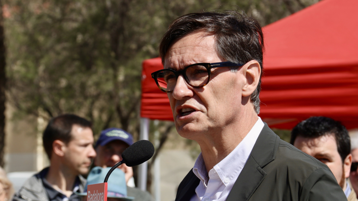 Salvador Illa delante de una carpa del PSC en Badalona