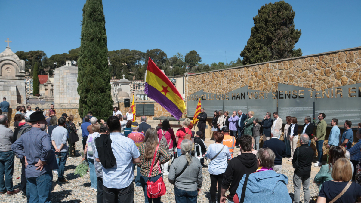 El homenaje a las víctimas de la represión franquista en Tarragona ha reunido a cerca de 200 personas en el cementerio municipal
