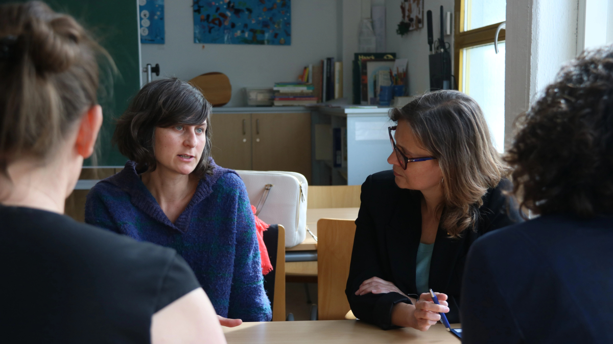 La consellera de Acción Exterior y Unión Europea, Meritxell Serret, durante una reunión en la CatEscola de Berlín con la coordinadora del centro, Maria Josa