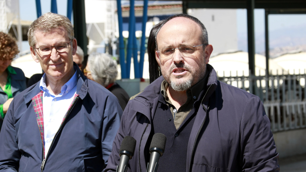 El presidente del PPC, Alejandro Fernández, hablando con el líder del partido, Alberto Núñez Feijóo al Urgell