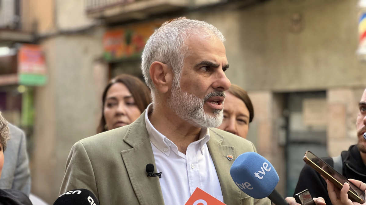El candidato de Ciudadanos, Carlos Carrizosa atendiendo los medios de comunicación en el barrio del Arrabal de Barcelona
