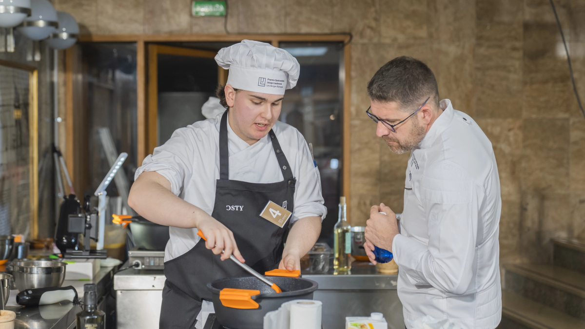 El xef Vicent Guimerà, supervisant com un dels participants en els premis estava preparant les seves receptes