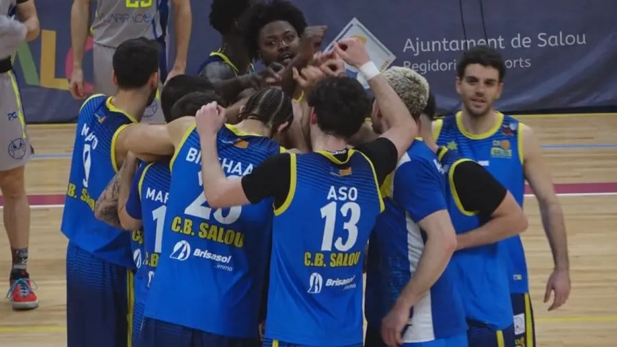 Los jugadores del CB Salou haciendo una piña durante el partido contra la Huelva.