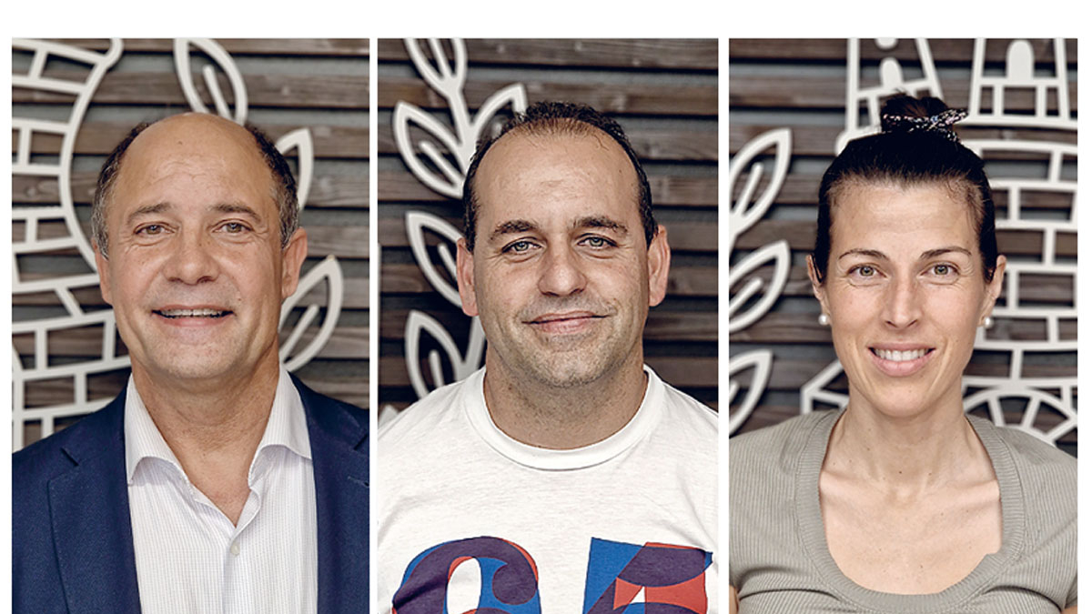 L’alcalde de Castellevell i els dos regidors que s’incorporen a l’equip de govern.