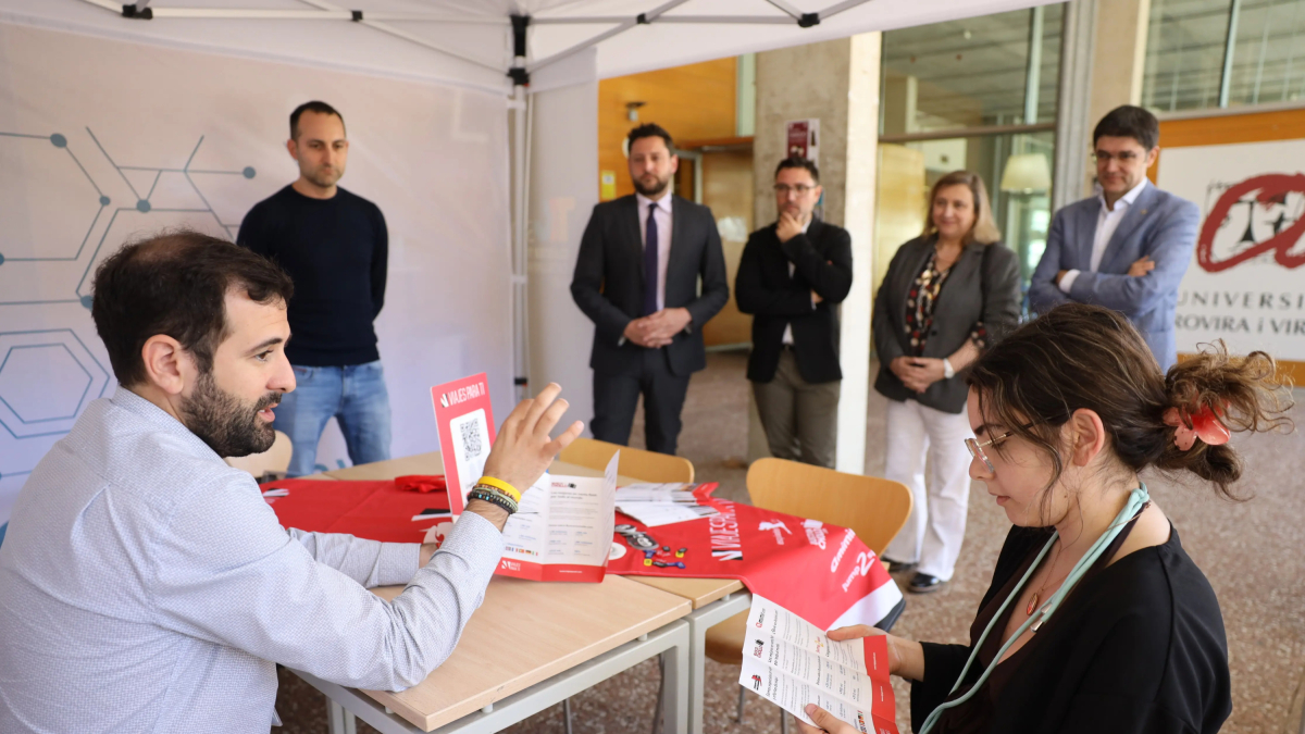 Una alumna del ETSE de la URV informándose sobre sus posibilidades de futuro.