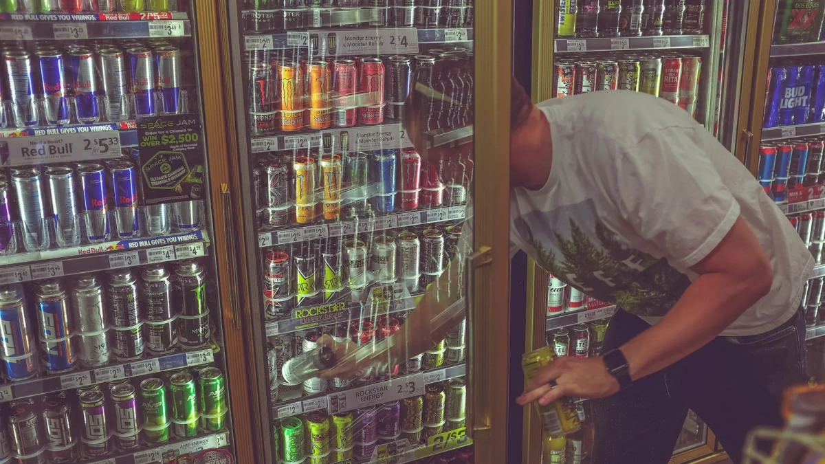Imagen de archivo de una nevera llena de bebidas energéticas.