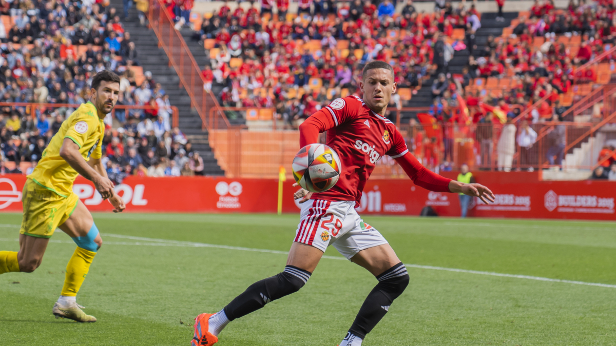 El davanter grana Alan Godoy durant el duel contra el Deportivo de la Coruña.