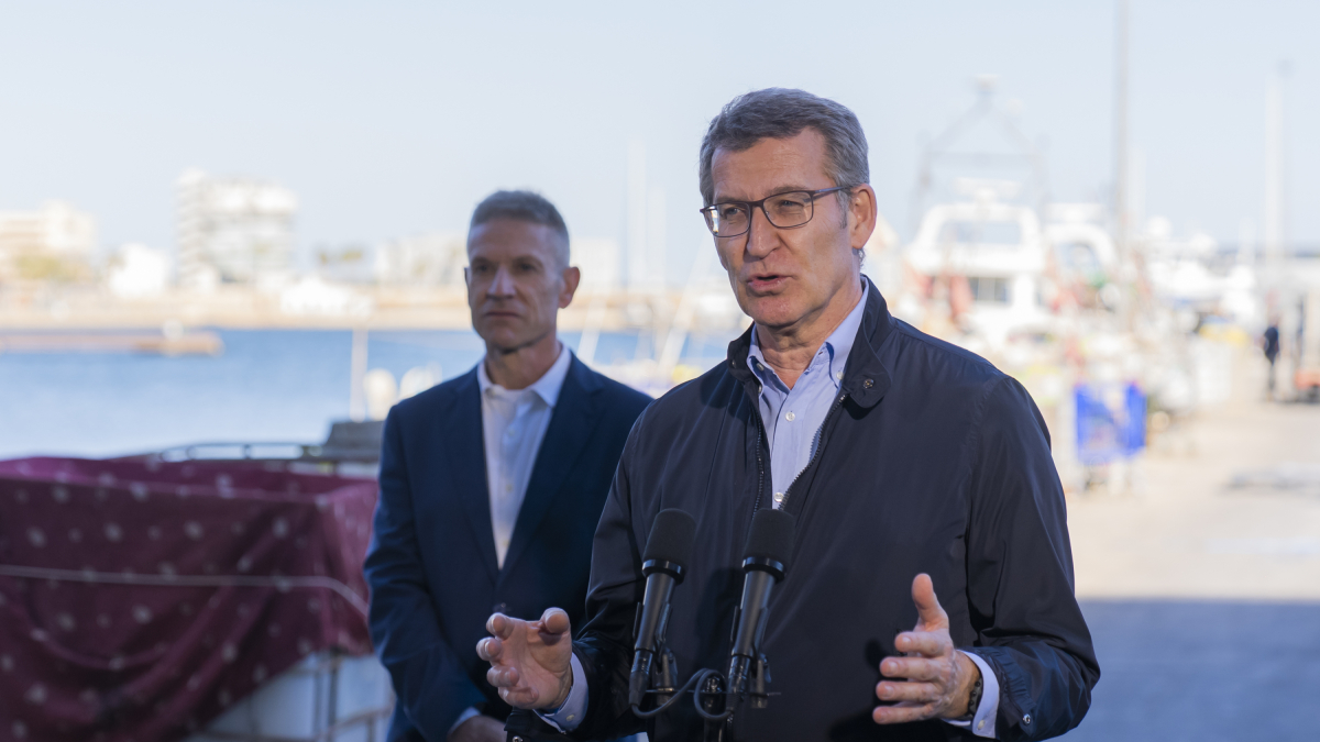 El president del Partit Popular Alberto Núñez Feijóo, durant la seva visita a la Pèrgola del Serrallo.