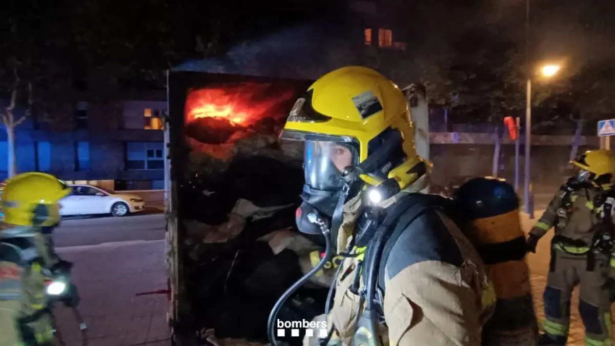 Los bomberos trabajando en el incendio.