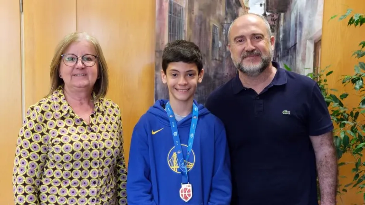 La regidora de Turisme, Camí Mendoza, el jugador Jordi Ruiz i l’alcalde de Cambrils, Alfredo Clúa.