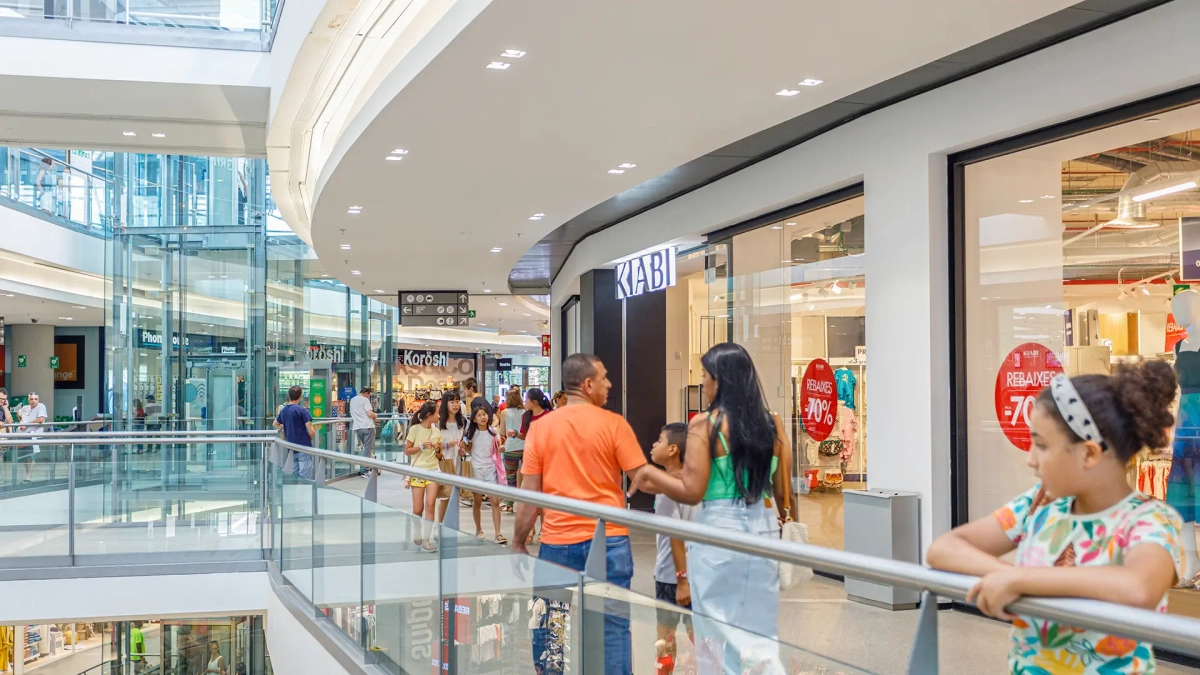 Interior de la Fira Centre Comercial.