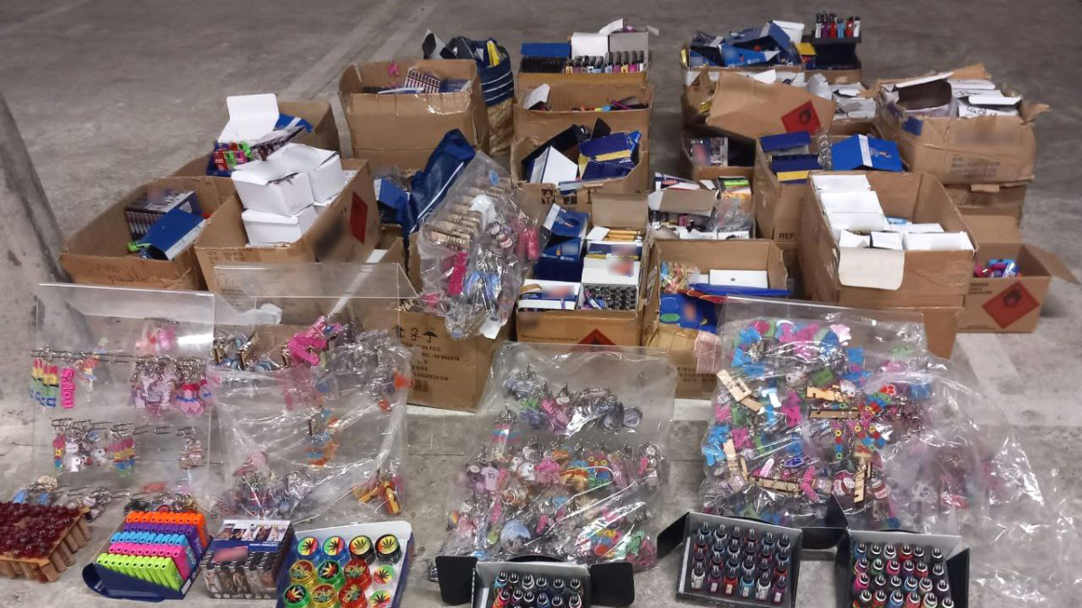 Imatge dels souvenirs que van ser robats.