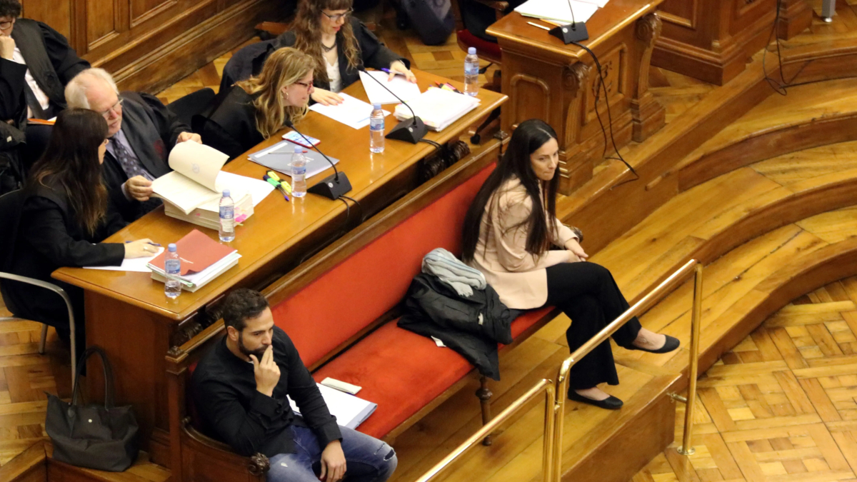 Els acusats del crim de la Guàrdia Urbana, Rosa Peral i Albert López al banc dels acusats.
