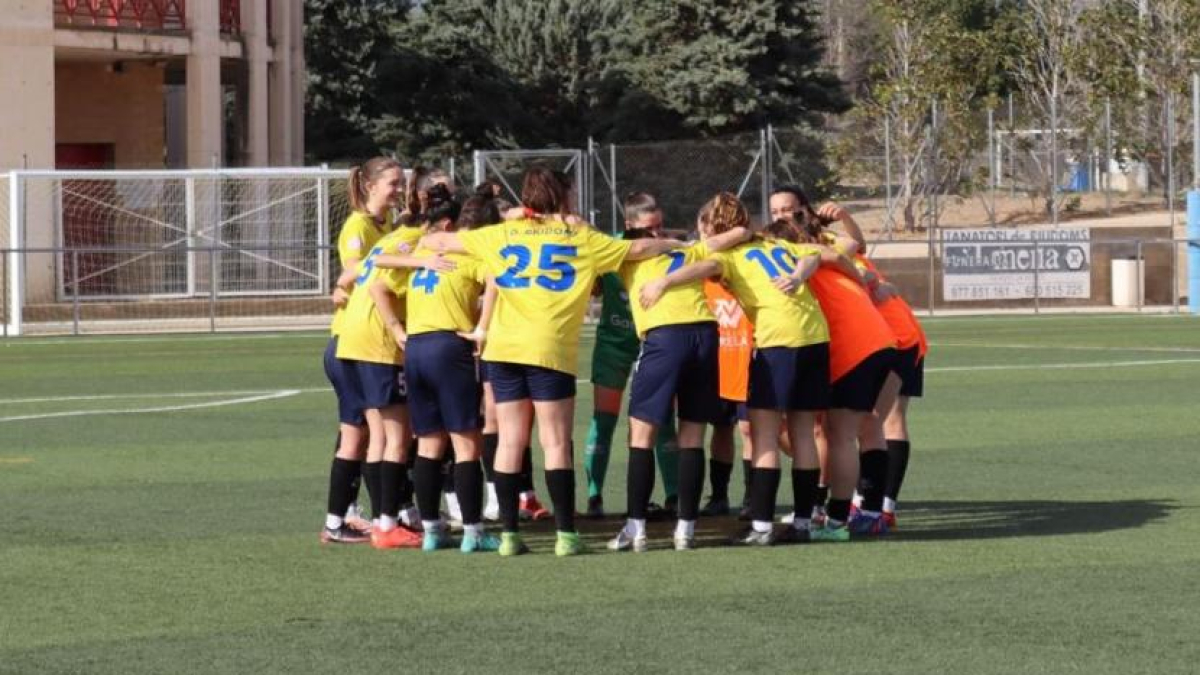Les jugadores del CD Riudoms fent una pinya en un partit d’aquesta temporada.