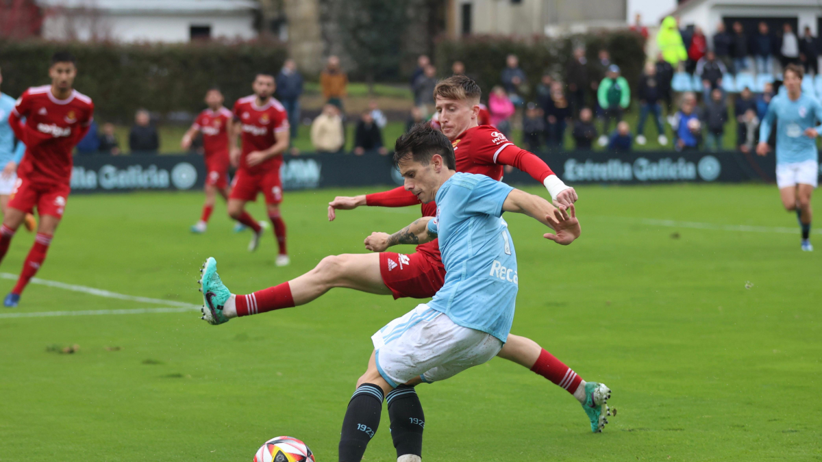 El lateral grana Pol Domingo defendiendo una jugada de peligro del Celta Fortuna.