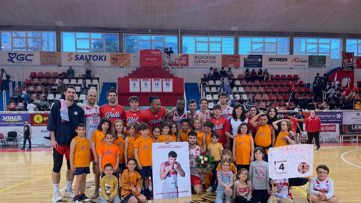 La plantilla del CB Valls i jugadors de la base amb Jordi Llagostera al centre de la imatge durant l’homenatge que va tenir lloc al Joana Ballart.