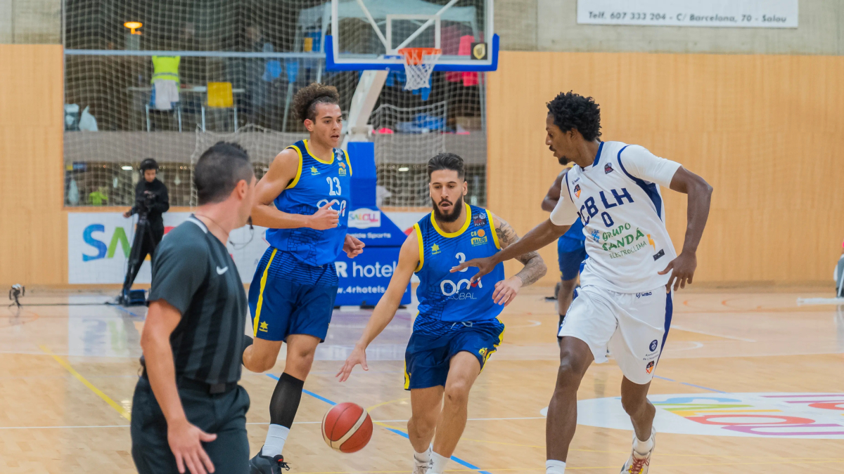 El base Víctor Aguilar durant un partit aquesta temporada.