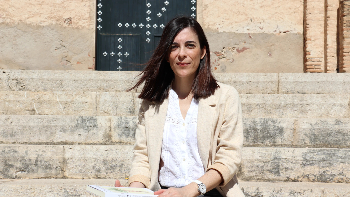 Neus Penalba davant l'esglesia de Sant Miquel a Mont-roig del Camp.