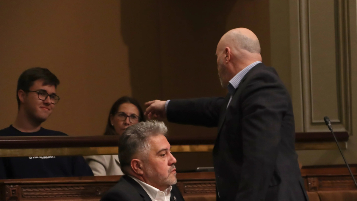 El concejal Francisco Javier Gómez, señala al concejal de Vox de Salou Paul Daniel Axinte para pedir su expulsión, después de la agresión.