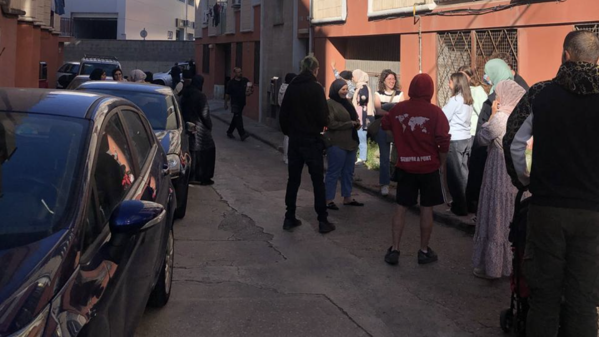 Els veïns i el Sindicat d'Habitatge es van mobilitzar per aturar el desnonament.