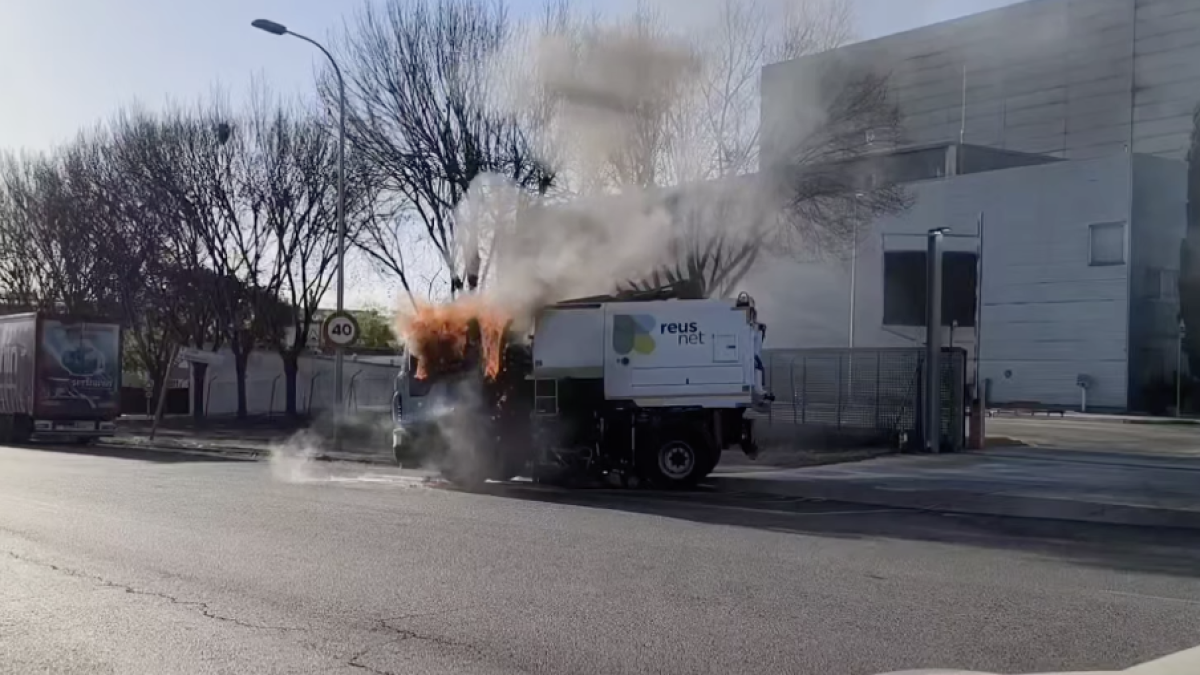 Imagen del vehículo municipal mientras quemaba