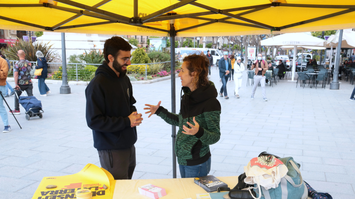 La candidata de la CUP a las elecciones del 12 de mayo, Laia Estrada y el número 2 a las listas, Eloi Redón, hoy en Tarragona