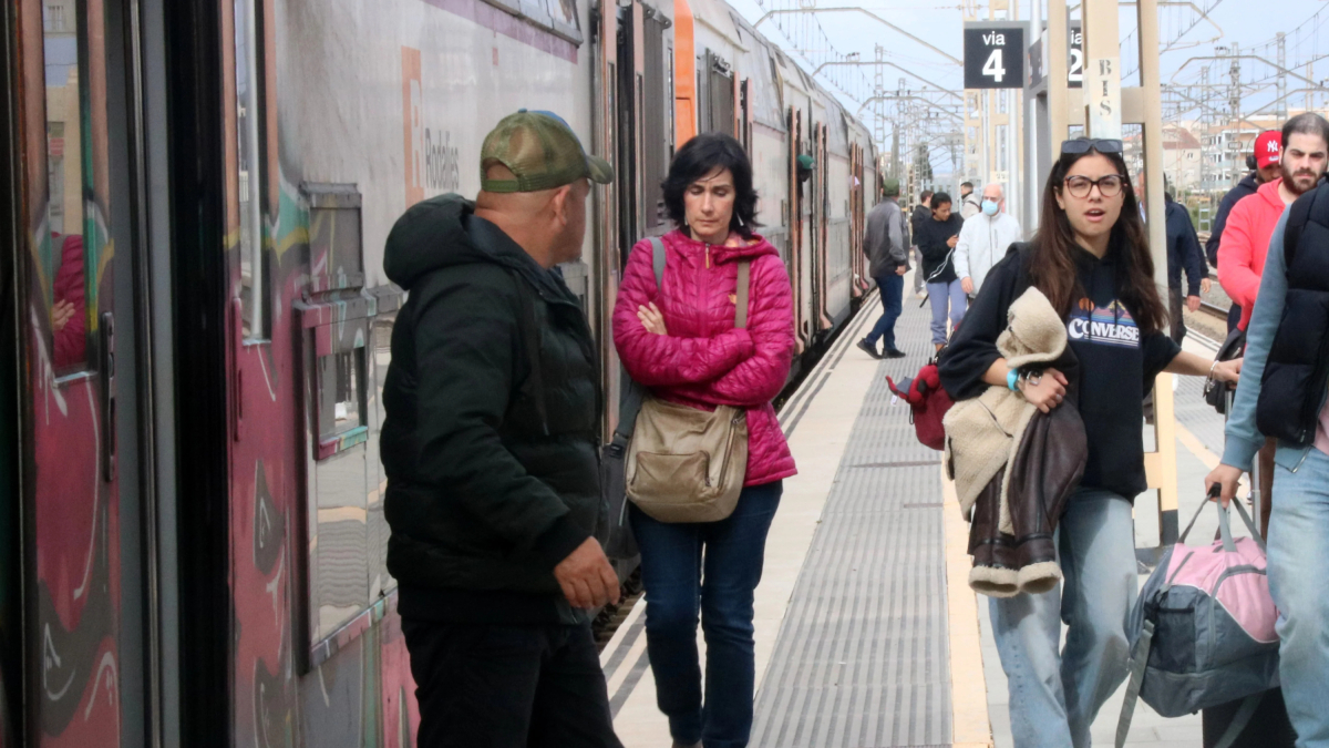 Usuaris de l'R2 Sud de Rodalies baixant a l'estació de Cunit perquè el tren no continua fins a Sant Vicenç de Calders degut a obres