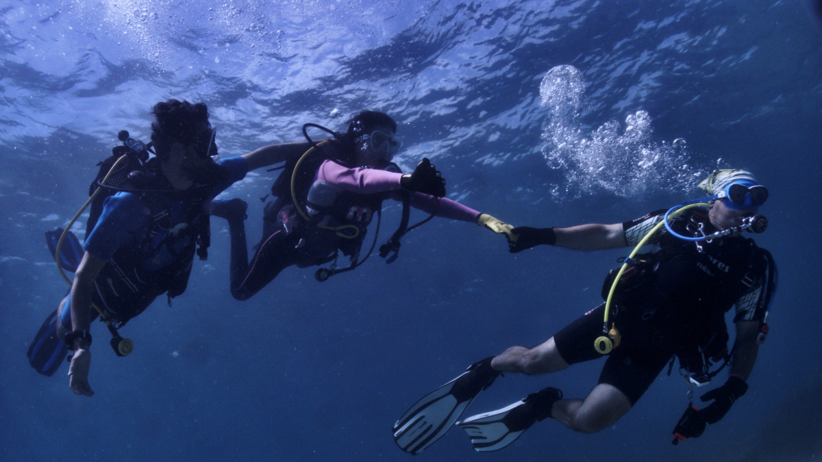 Verònica durant una de les sessions de busseig inclusiu a Cala Vidre (Ametlla de Mar).
