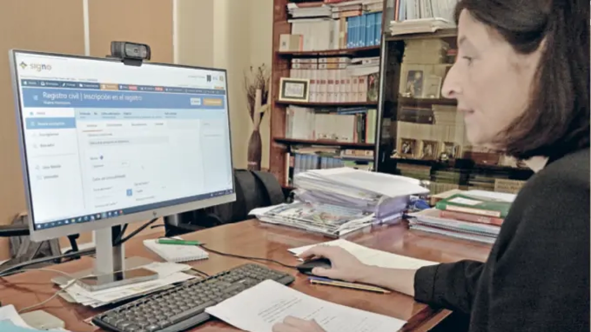 Una notaría realizando un trámite a través de Internet.