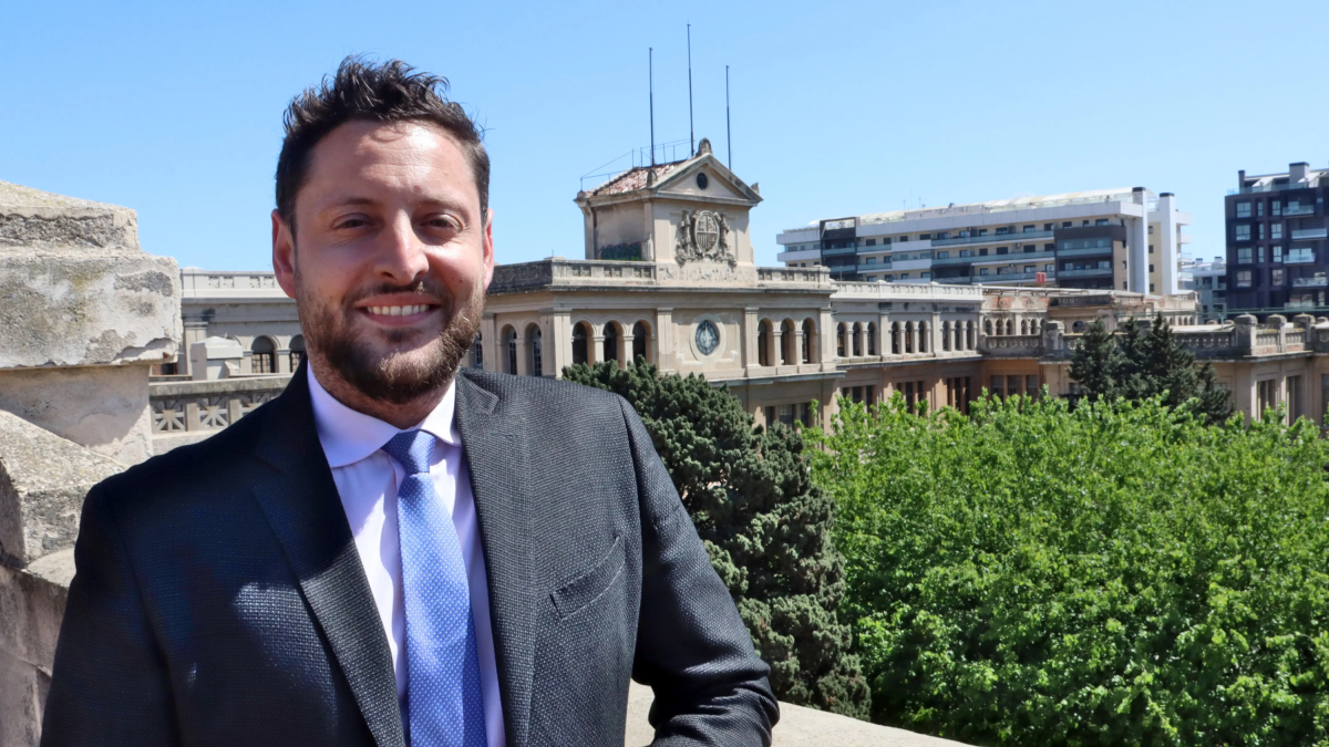 El alcalde de Tarragona, Rubén Viñuales, en el tejado de la Tabacalera.