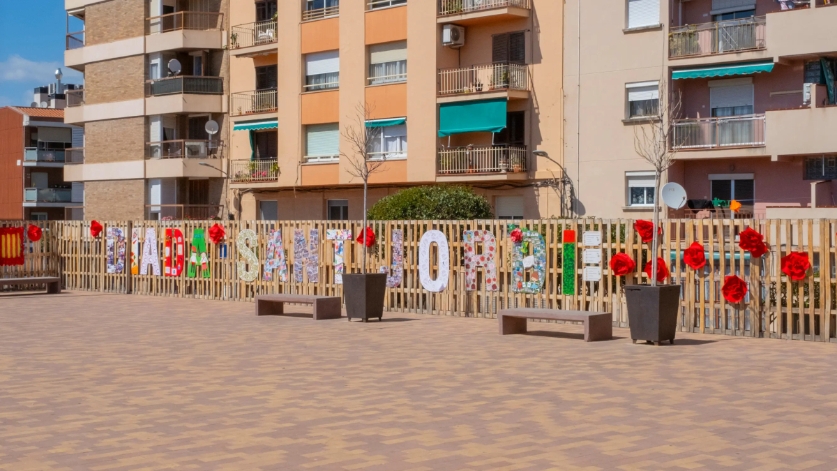 Imagen de las letras de grandes dimensiones situadas en la plaza de las Escoles Velles.