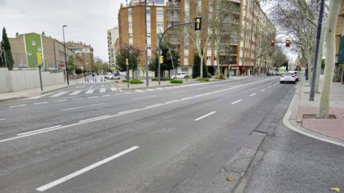 Fotografía del estado del asfalto en un tramo de la avenida dels Països Catalans.