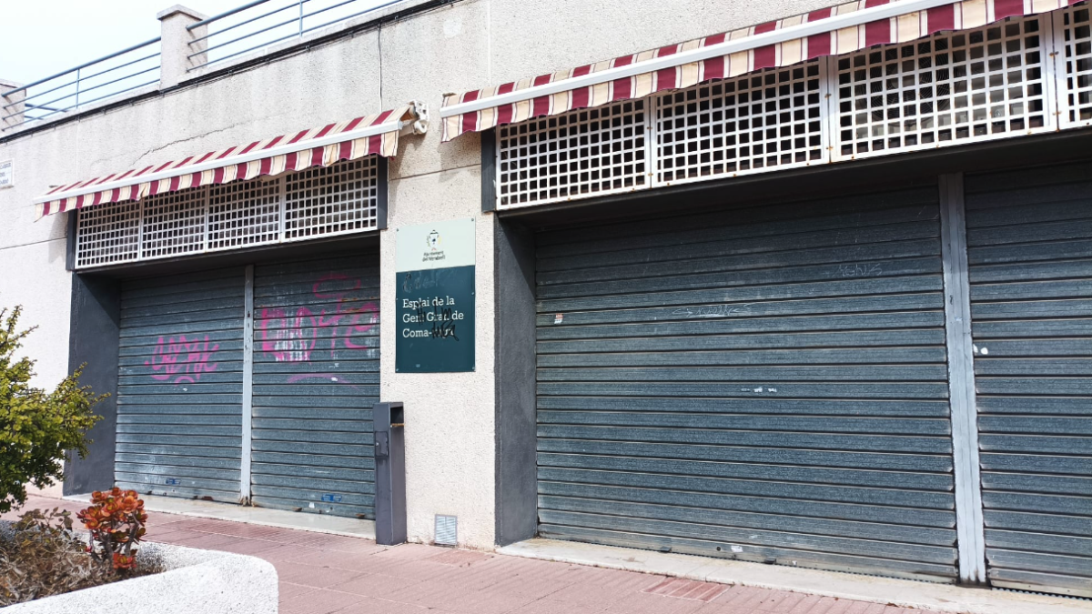 Entrada a l’Esplai de Gent Gran de Coma-ruga, al Vendrell.