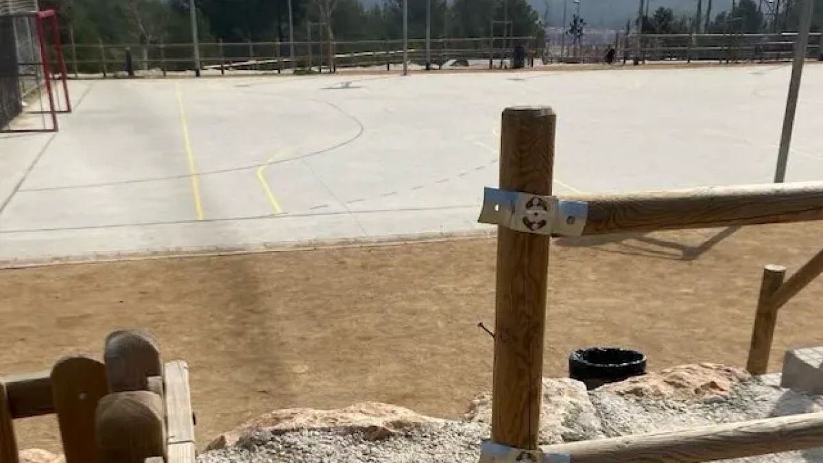 Una barandilla estropeada en el espacio deportivo situado en la avenida de Sant Salvador.