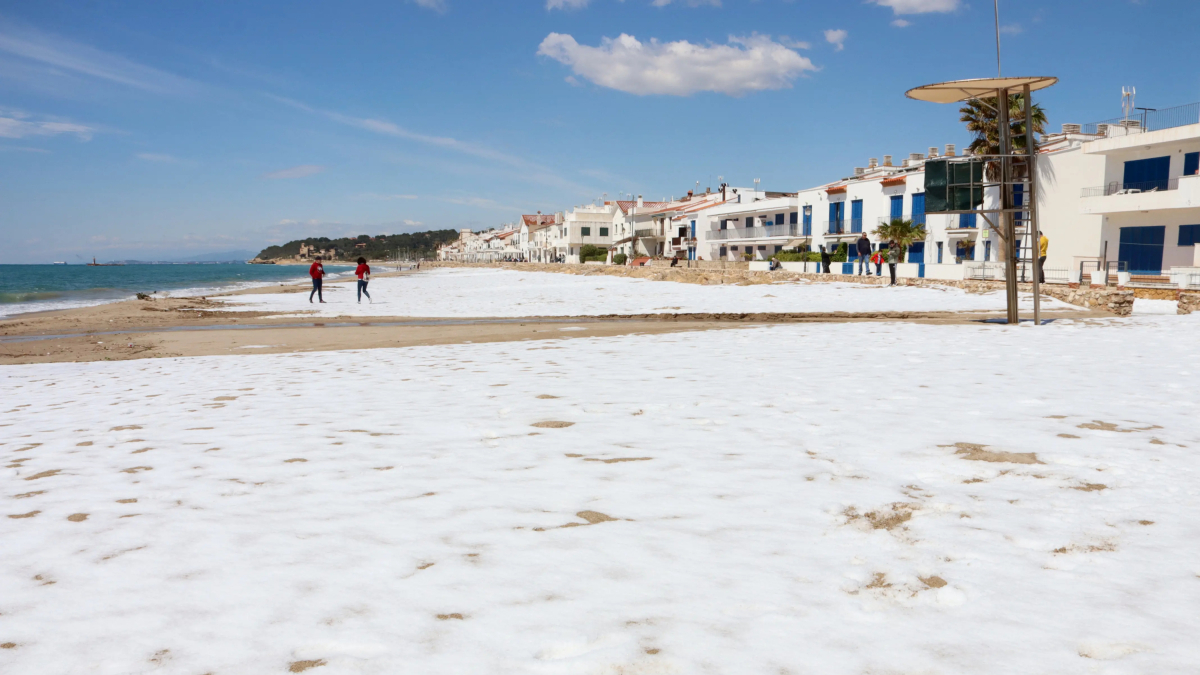 Imagen de la playa de Altafulla, blanca por la granizada de este lunes por la noche.