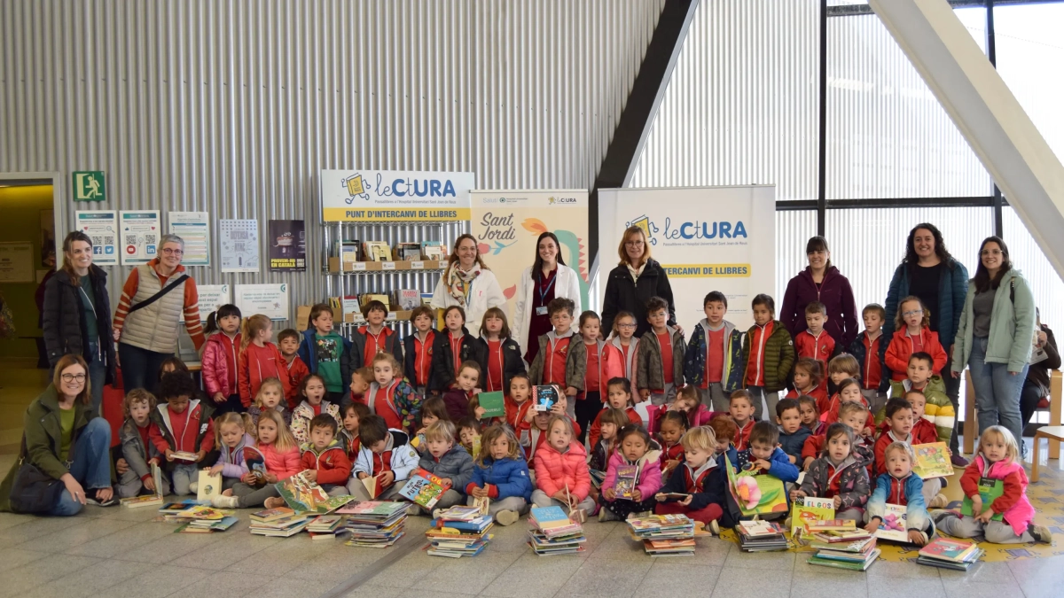 Los alumnos de Castellvell durante la visita al Hospital Sant Joan.
