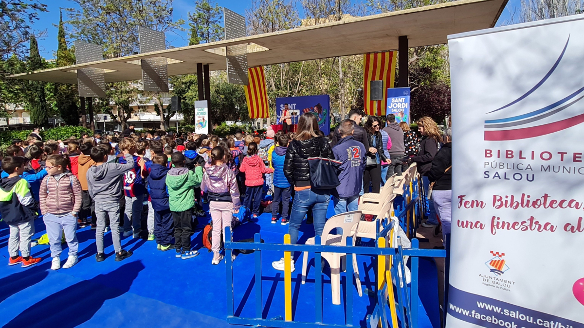 Imagen de la Diada de Sant Jordi en la plaza de la Pau de Salou.