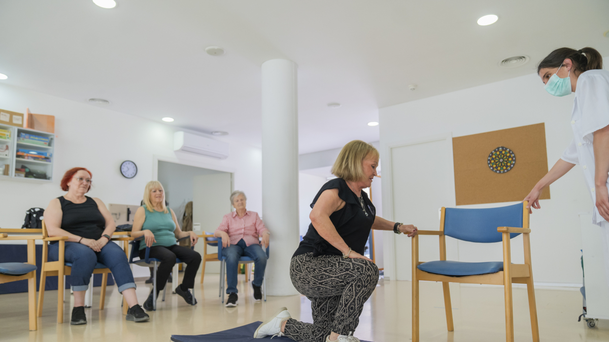Carmen, Ana María, Lucrecia y la María durante una de las sesiones del programa de prevención de caídas.