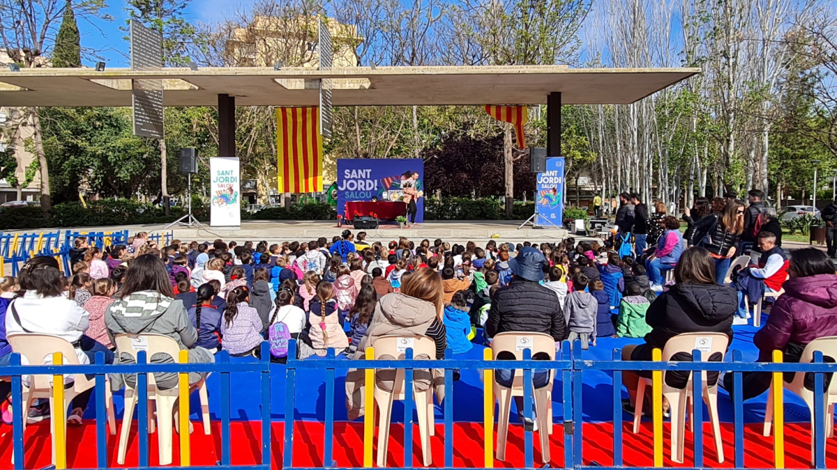 Centenares de niños disfrutaron del espectáculo de títeres sobre la leyenda.