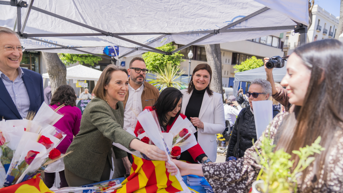 La secretaria general del Partido Popular, Cuca Gamarra, estuvo presente en la parada del partido en Tarragona.