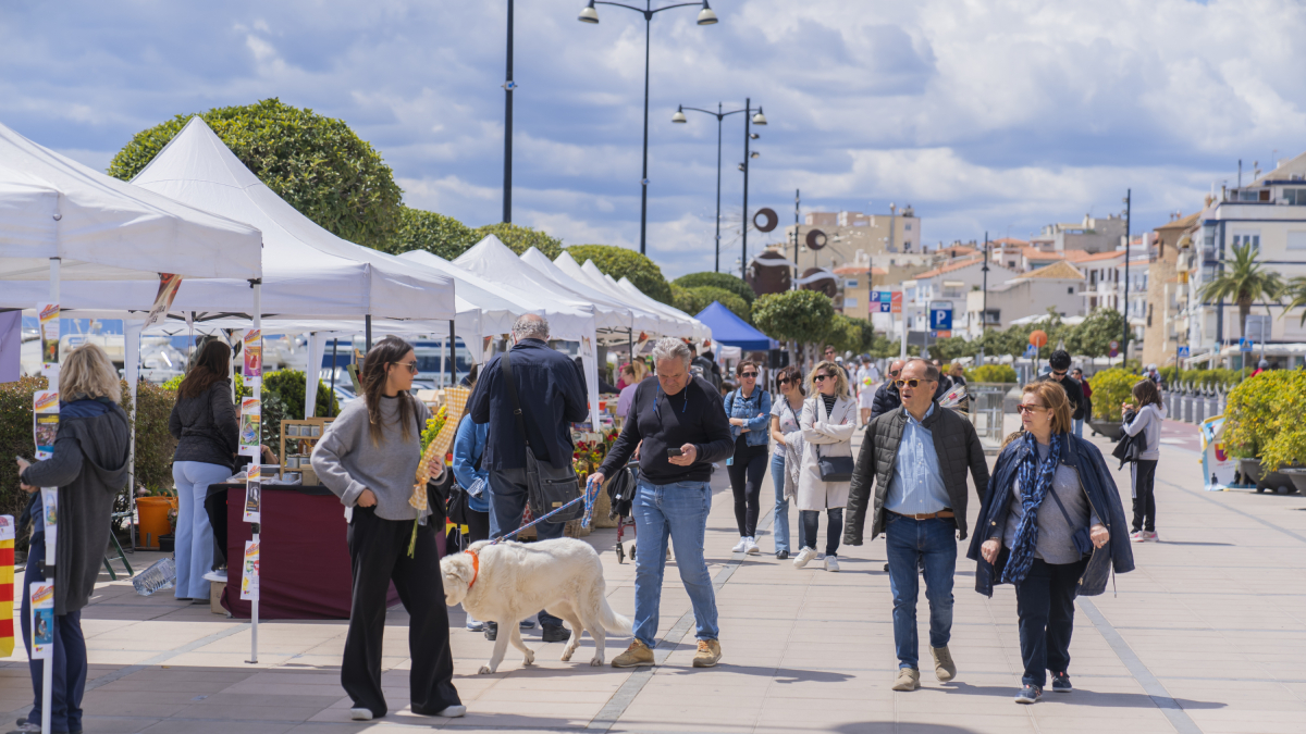 Puestos de libros y rosas en el paseo marítimo de Cambrils.