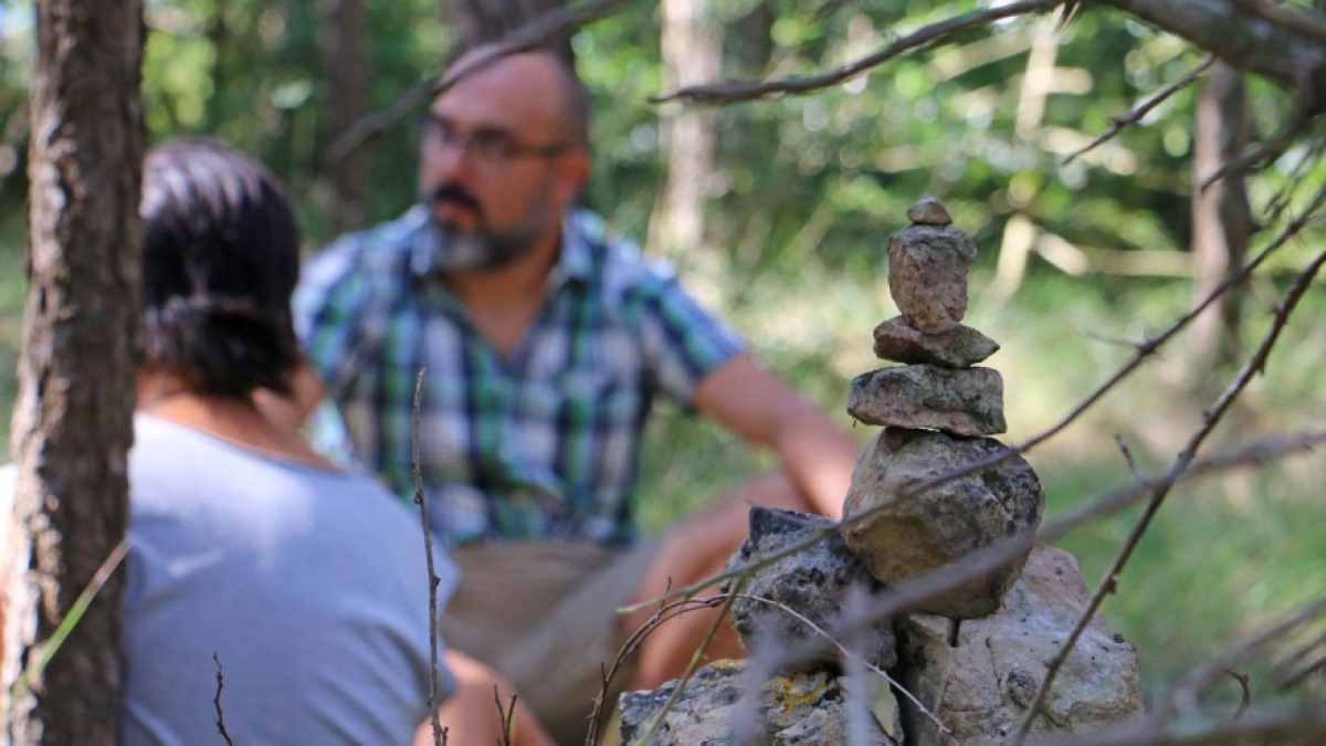 Varios instantes de una sesión del baño de bosque que se realiza en Arbolí.