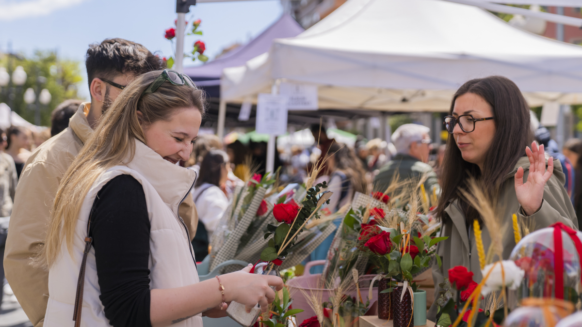 Una parella comprant una rosa a la Rambla Nova.