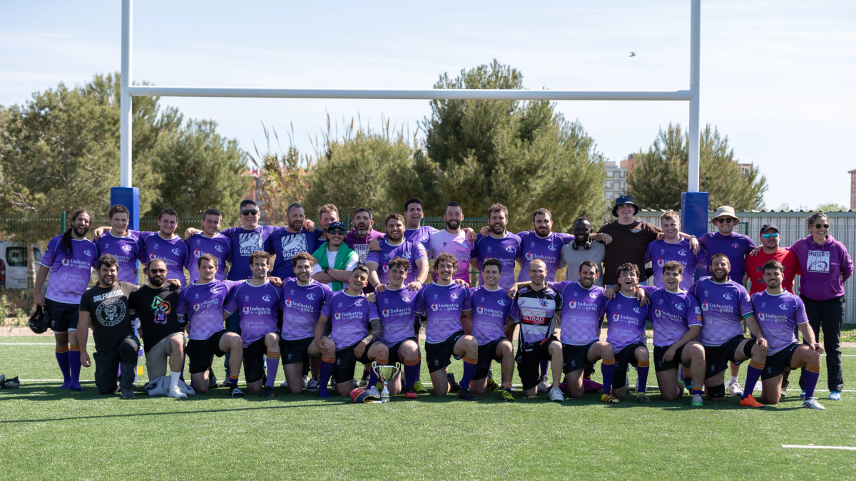 La plantilla al complet del Club Rugby Tarragona després de disputar la jornada al camp de l’Anella Mediterrània.