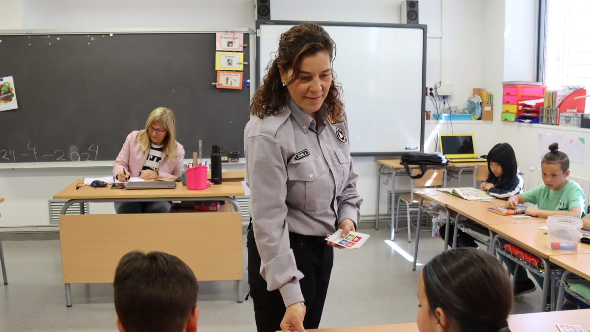 La responsable de riesgo químico de Tarragona, Marta Ortin, repartiendo trípticos informativos a los alumnos de la escuela Pere Virgili de Vilallonga del Camp.