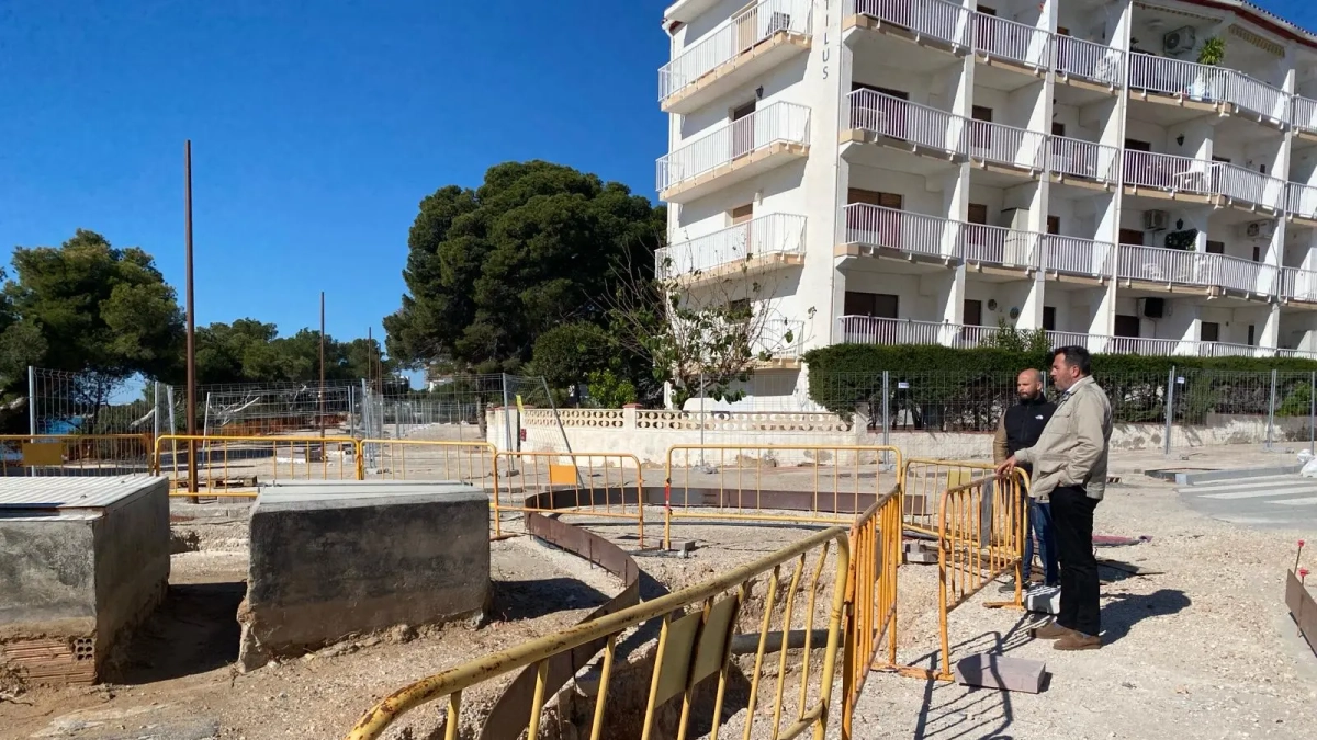 Estat de les obres del Passeig de les Cales de Miami Platja aturades.