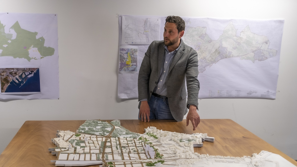 L'alcalde de Tarragona, Rubén Viñuales, davant la maqueta durant la presentació del nou POUM.