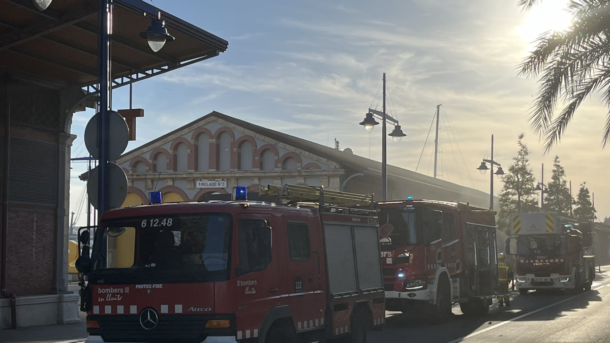 Imatge dels Bombers a l'entrada del Tinglado 2 del Moll de Costa.