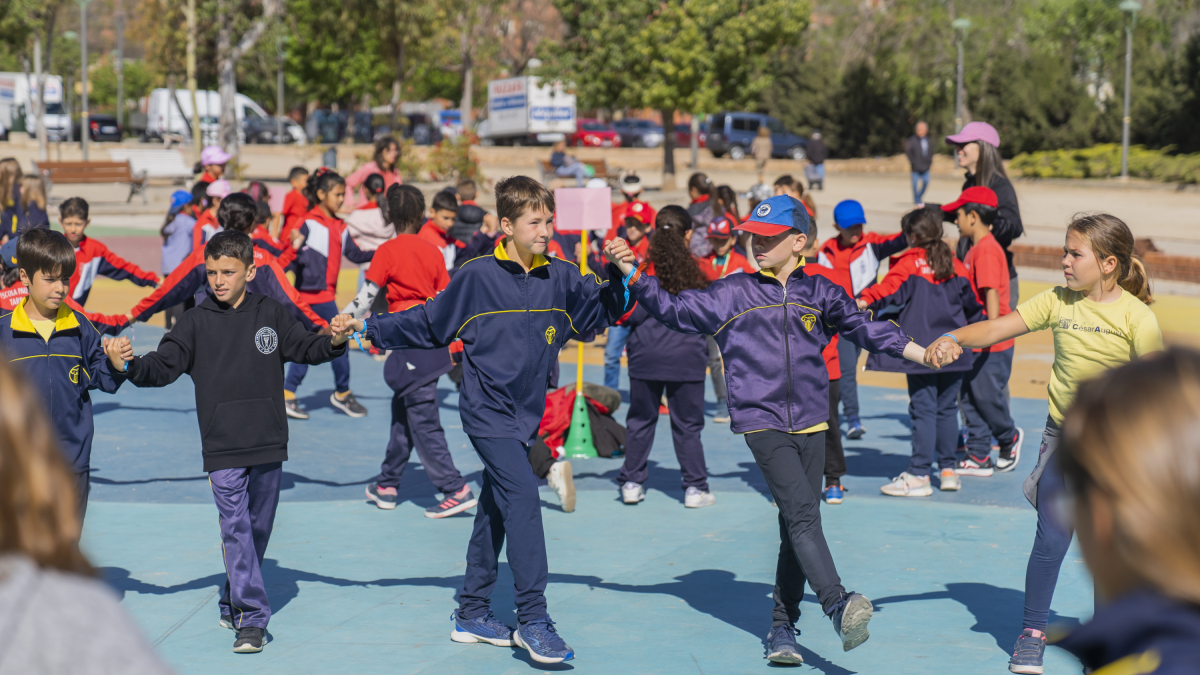 Los alumnos de las escuelas Cèsar August, Pax, Saavedra, y Pau Delclòs, durante el baile de danzas tradicionales.