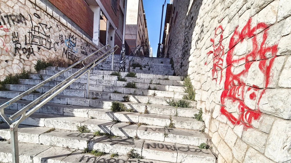 Estado de las escaleras de la calle Roger de Llúria de Tarragona.